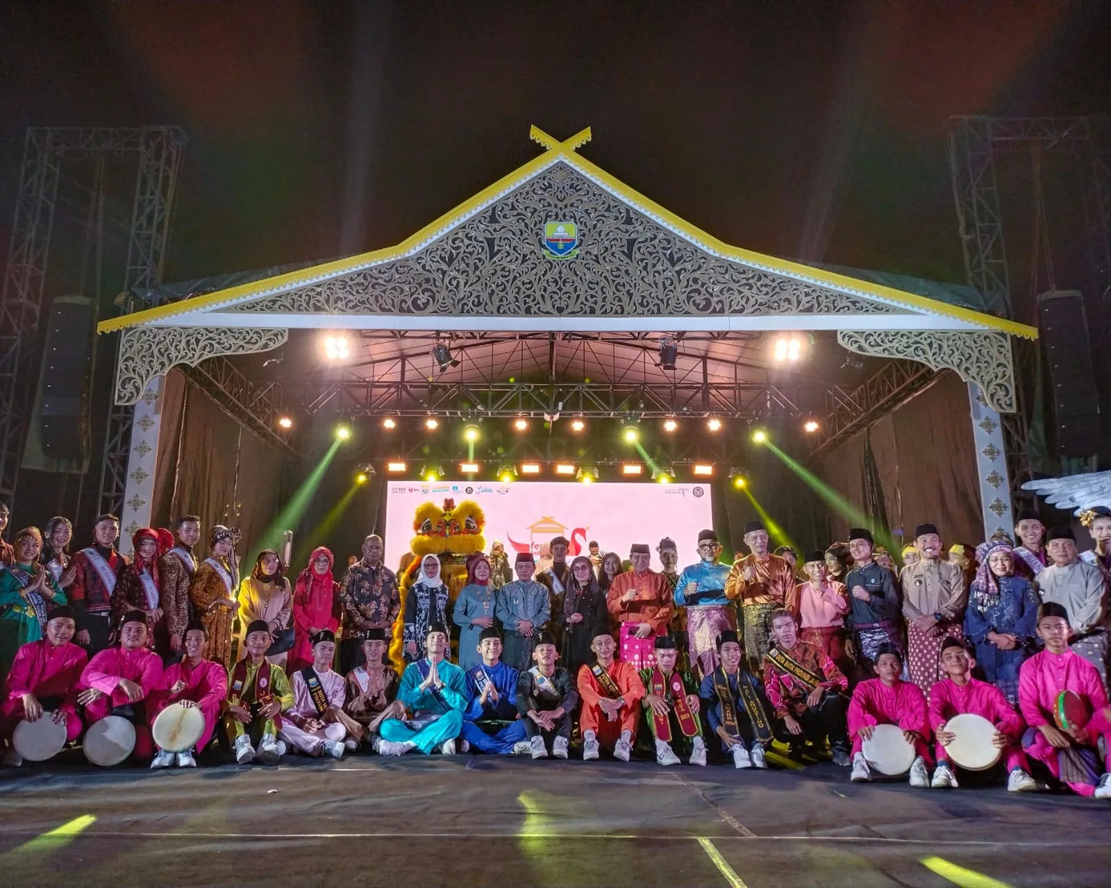 Foto bersama peserta festival dengan Gubernur Jambi (DETAIL/Jorgi)