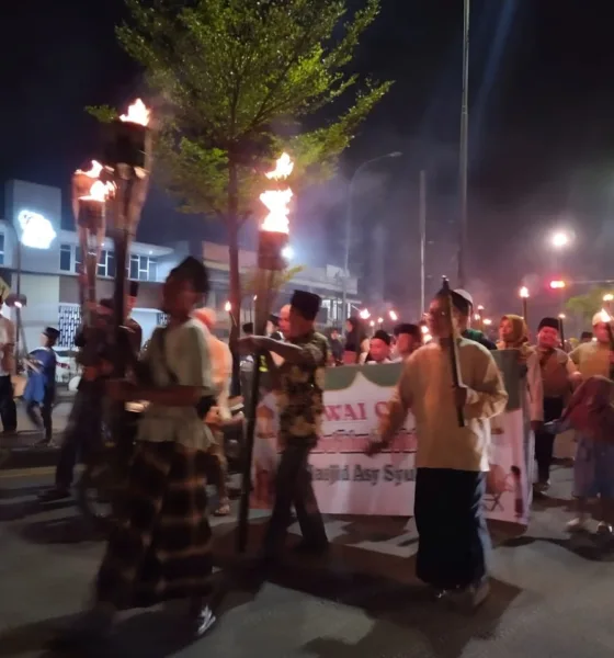 Pawai obor jemaah Masjid Asy Syuhada. (DETAIL/Jorgi)