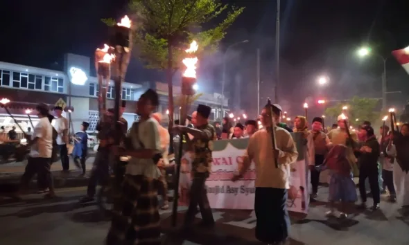 Pawai obor jemaah Masjid Asy Syuhada. (DETAIL/Jorgi)