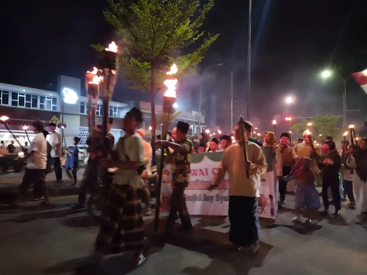 Pawai obor jemaah Masjid Asy Syuhada. (DETAIL/Jorgi)
