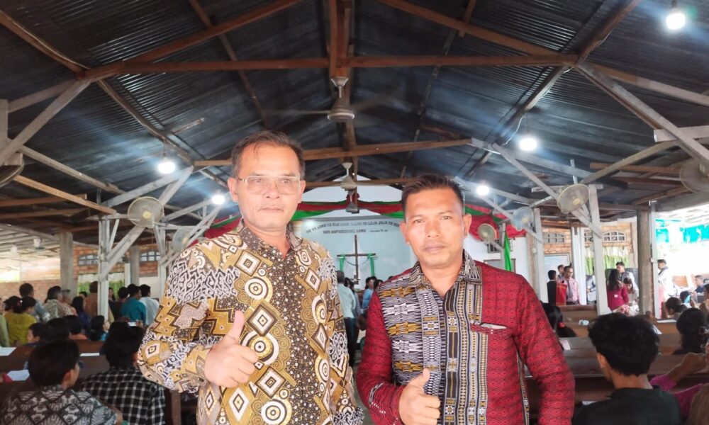 Daulat Sitorus, anggota DPRD Provinsi Jambi terpilih (kiri) dengan salah satu jemaat (kanan) di gereja HKBP Agave Jambi (DETAIL/Jorgi)