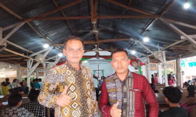 Daulat Sitorus, anggota DPRD Provinsi Jambi terpilih (kiri) dengan salah satu jemaat (kanan) di gereja HKBP Agave Jambi (DETAIL/Jorgi)