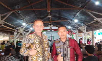 Daulat Sitorus, anggota DPRD Provinsi Jambi terpilih (kiri) dengan salah satu jemaat (kanan) di gereja HKBP Agave Jambi (DETAIL/Jorgi)