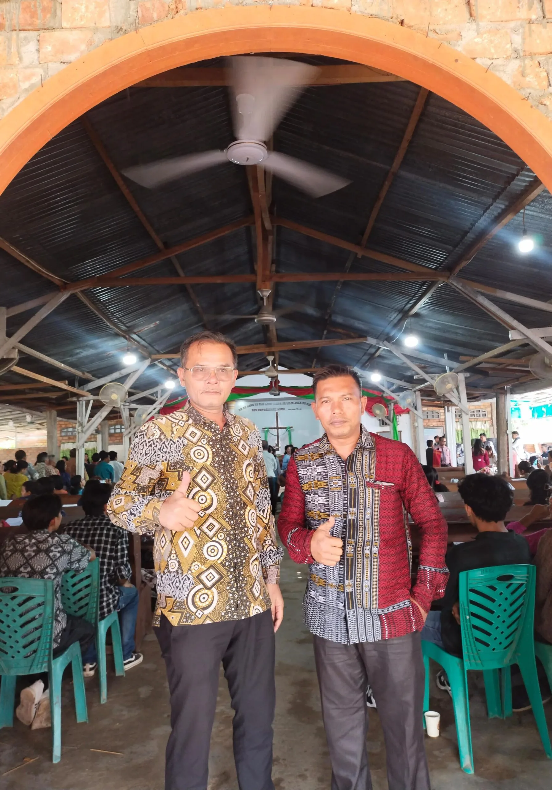 Daulat Sitorus, anggota DPRD Provinsi Jambi terpilih (kiri) dengan salah satu jemaat (kanan) di gereja HKBP Agave Jambi (DETAIL/Jorgi)
