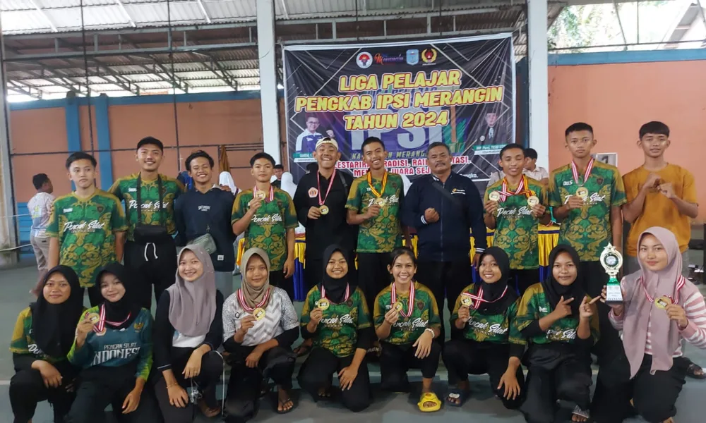 Pelajar SMAN 12 Merangin usai menerima medali. (DETAIL/Daryanto)
