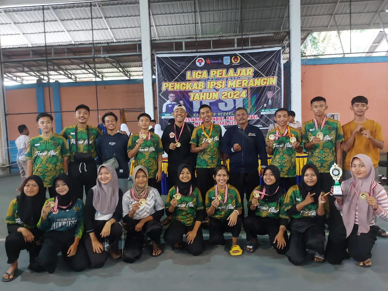 Pelajar SMAN 12 Merangin usai menerima medali. (DETAIL/Daryanto)