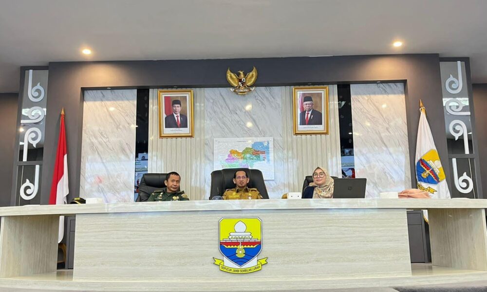 Pimpinan rapat dalam forum di JDAC Kantor Gubernur Jambi (DETAIL/Jorgi)