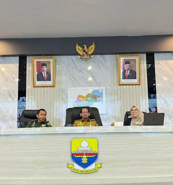 Pimpinan rapat dalam forum di JDAC Kantor Gubernur Jambi (DETAIL/Jorgi)