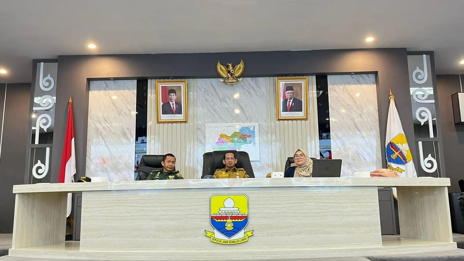 Pimpinan rapat dalam forum di JDAC Kantor Gubernur Jambi (DETAIL/Jorgi)