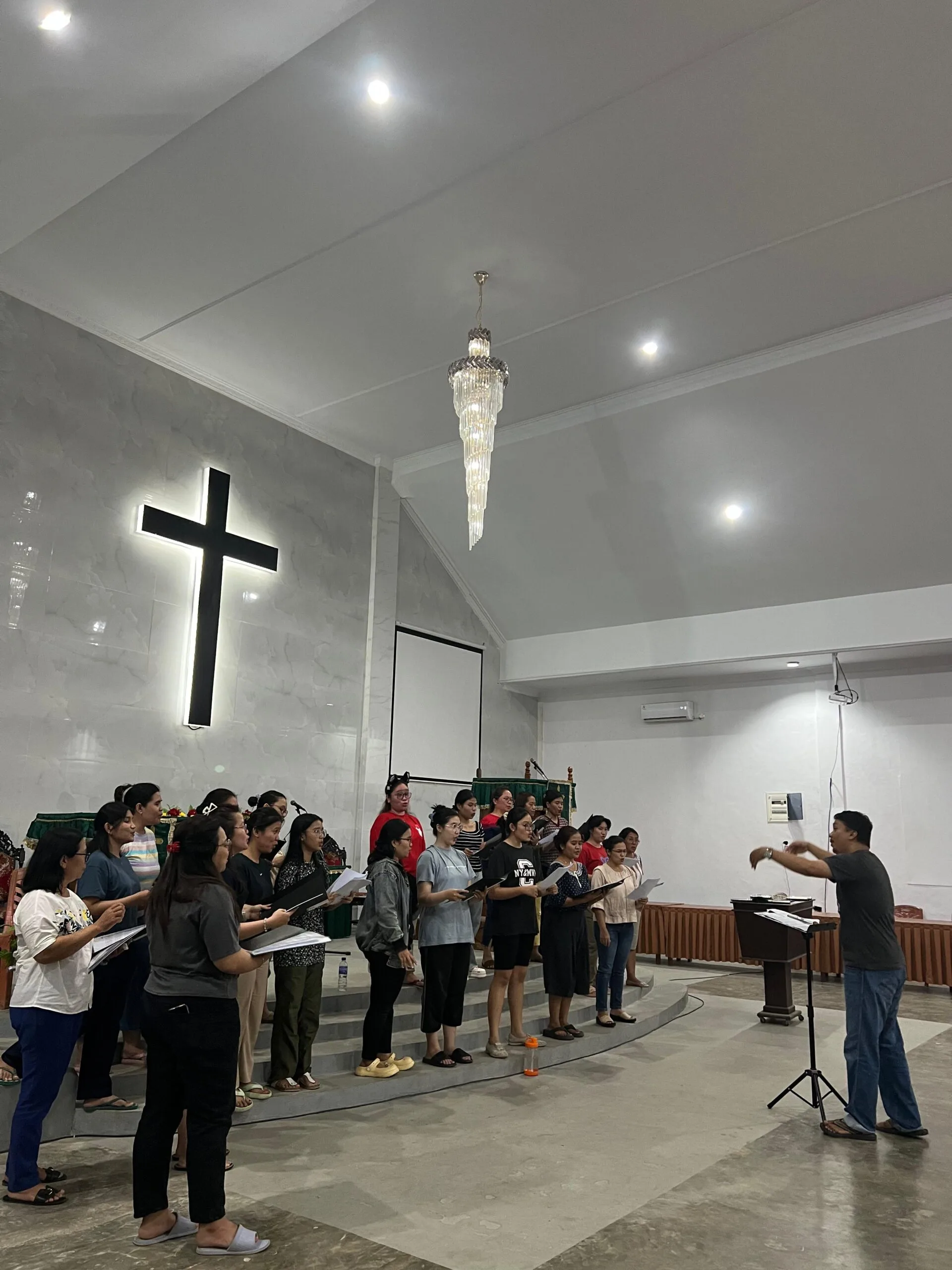 Salah satu nomor lomba yang akan diikuti, Paduan Suara Wanita Dewasa. Sedang berlatih. (ist)