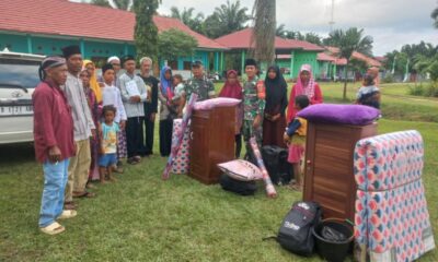 Warga dan keluarga Suku Anak Dalam bersama dengan Babinsa mengantar tiga anak SAD yang belajar di Ponpes. (ist)