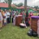Warga dan keluarga Suku Anak Dalam bersama dengan Babinsa mengantar tiga anak SAD yang belajar di Ponpes. (ist)