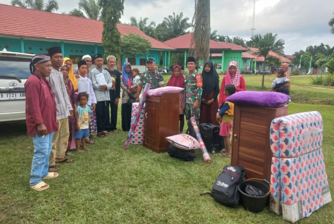 Warga dan keluarga Suku Anak Dalam bersama dengan Babinsa mengantar tiga anak SAD yang belajar di Ponpes. (ist)