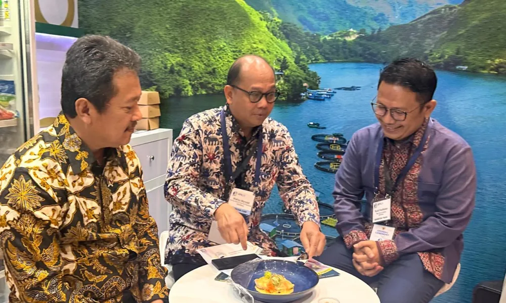 Menteri Kelautan & Perikanan, Sakti Wahyu Trenggono (pertama dari kiri) mengunjungi stan Regal Springs Indonesia di acara Asian-Pacific Aquaculture. (ist)