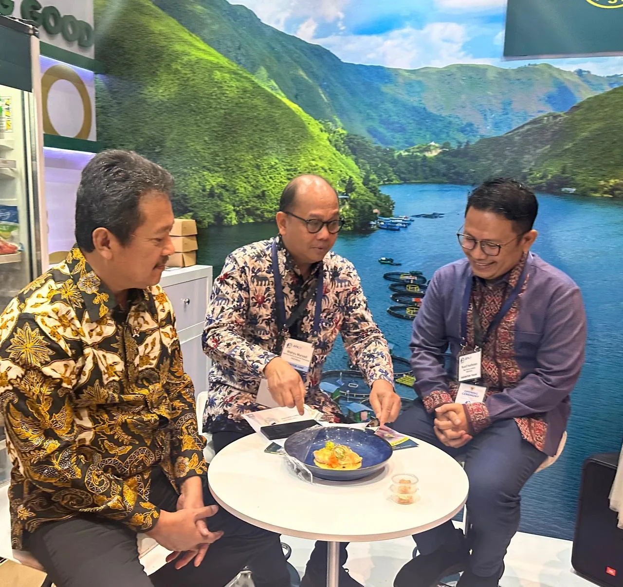 Menteri Kelautan & Perikanan, Sakti Wahyu Trenggono (pertama dari kiri) mengunjungi stan Regal Springs Indonesia di acara Asian-Pacific Aquaculture. (ist)