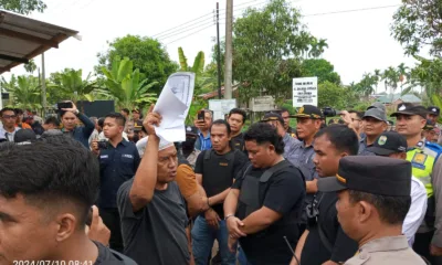 Zulher Zizvar ngangkat sertifikatnya. (DETAIL/Juan)