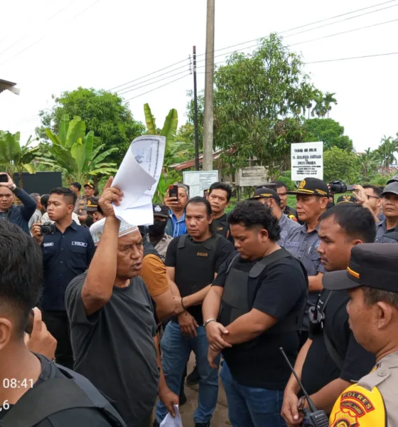 Zulher Zizvar ngangkat sertifikatnya. (DETAIL/Juan)