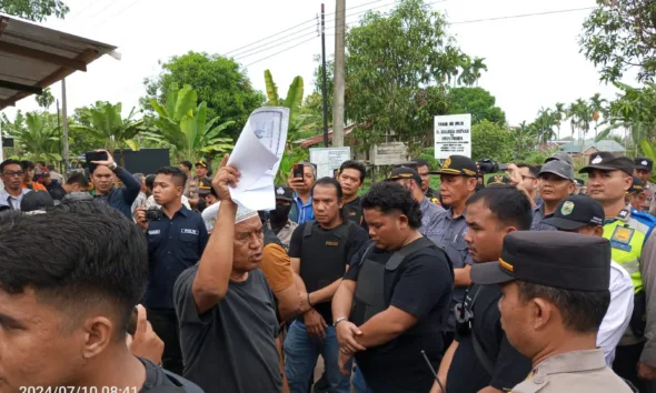 Zulher Zizvar ngangkat sertifikatnya. (DETAIL/Juan)