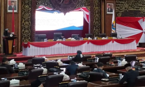 Jubir fraksi Golkar Maimaznah saat menyampaikan pandangan fraksi (DETAIL/Jorgi)