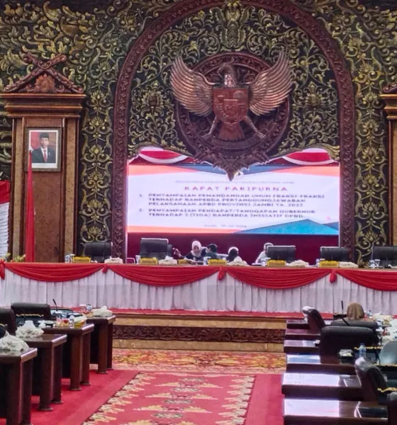 Gubernur Al Haris menanggapi pandangan fraksi-fraksi (DETAIL/Jorgi)