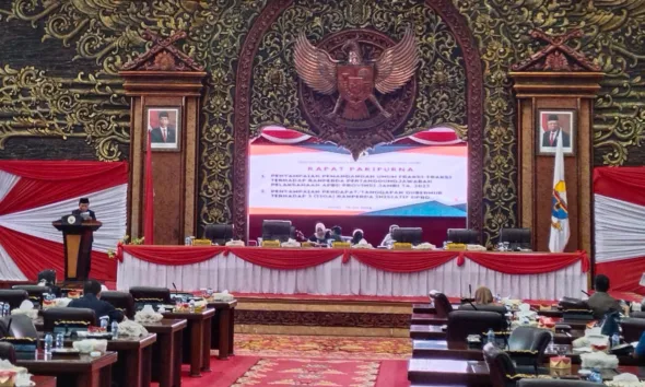 Gubernur Al Haris menanggapi pandangan fraksi-fraksi (DETAIL/Jorgi)