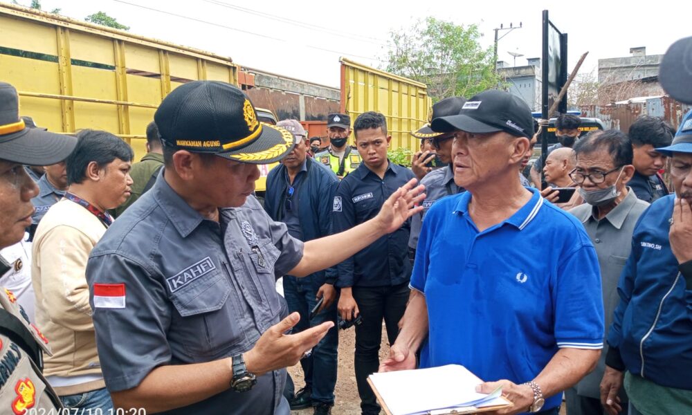 Panitera menyerahkan sejumlah dokumen surat kepada pemohon Hasanuddin (berkaos biru). (DETAIL/Juan)