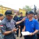 Panitera menyerahkan sejumlah dokumen surat kepada pemohon Hasanuddin (berkaos biru). (DETAIL/Juan)