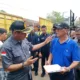 Panitera menyerahkan sejumlah dokumen surat kepada pemohon Hasanuddin (berkaos biru). (DETAIL/Juan)