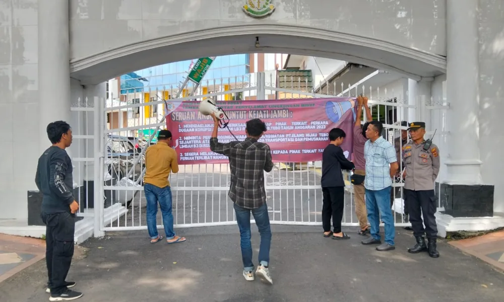 Massa aksi LP2LH demo di Kejati Jambi. (ist)