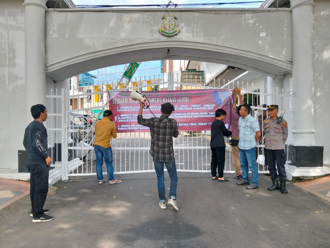 Massa aksi LP2LH demo di Kejati Jambi. (ist)