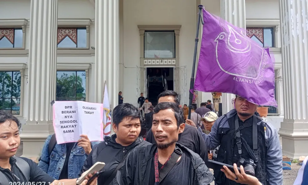 AJI Jambi saat aksi Tolak RUU Penyiaran di DPRD Provinsi Jambi beberapa waktu lalu. (DETAIL/Juan)