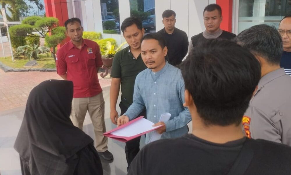 Massa aksi saat demo di Kanwil ATR/BPN Jambi. (DETAIL/Juan)