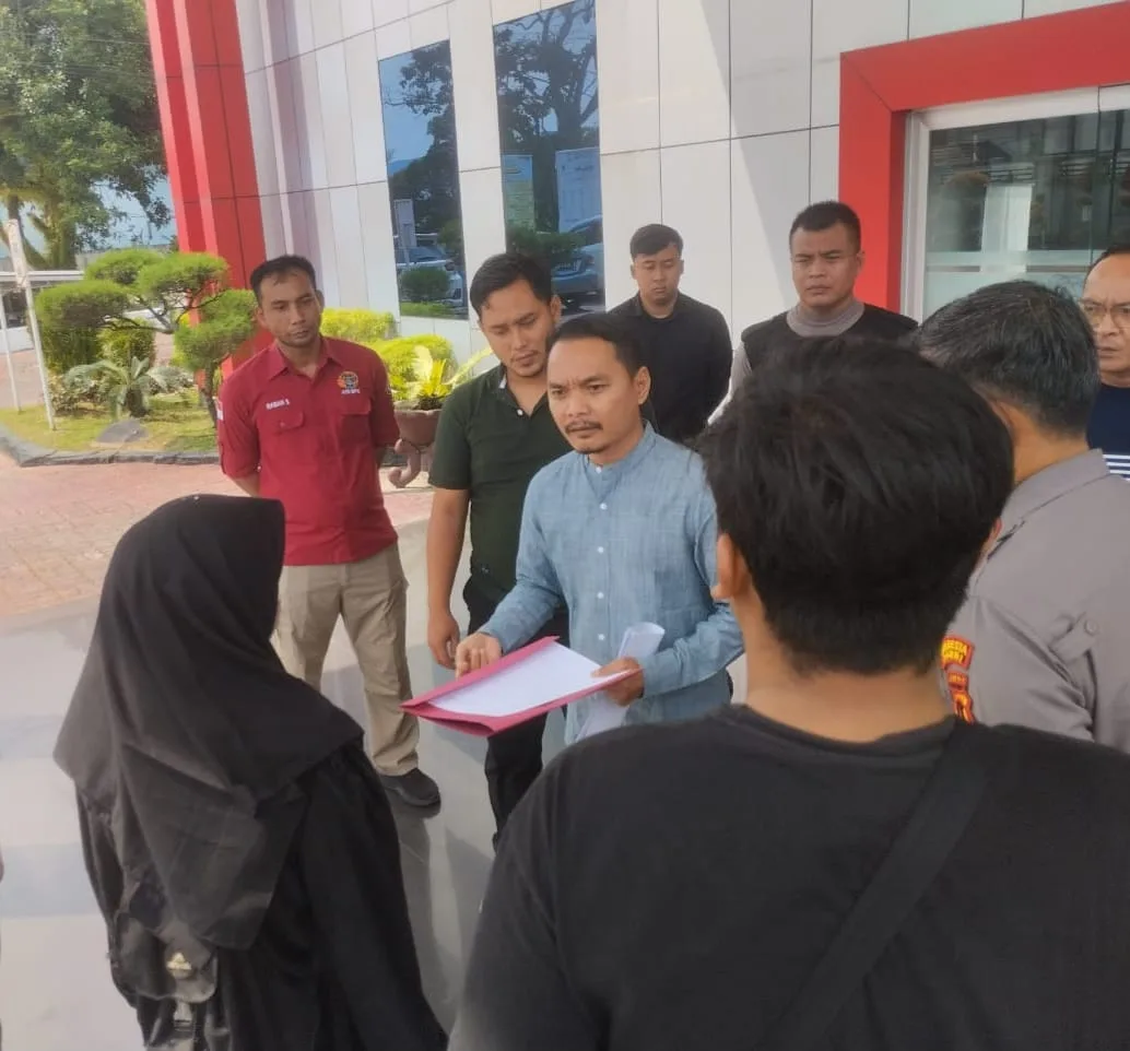 Massa aksi saat demo di Kanwil ATR/BPN Jambi. (DETAIL/Juan)