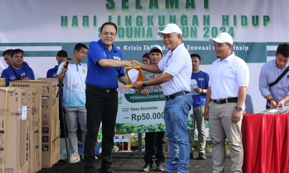 Pj Bupati Tebo saat memberikan Plakat Penghargaan kepada PT RAU. (ist)