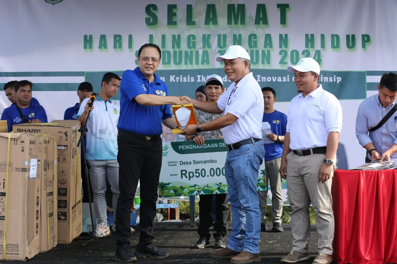 Pj Bupati Tebo saat memberikan Plakat Penghargaan kepada PT RAU. (ist)