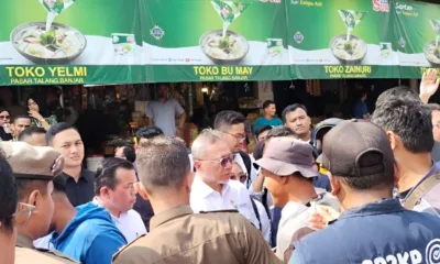 Menteri Perdagangan, Zulkifli Hasan dan Gubernur Al Haris saat membagikan sembako. (DETAIL/Jorgi)