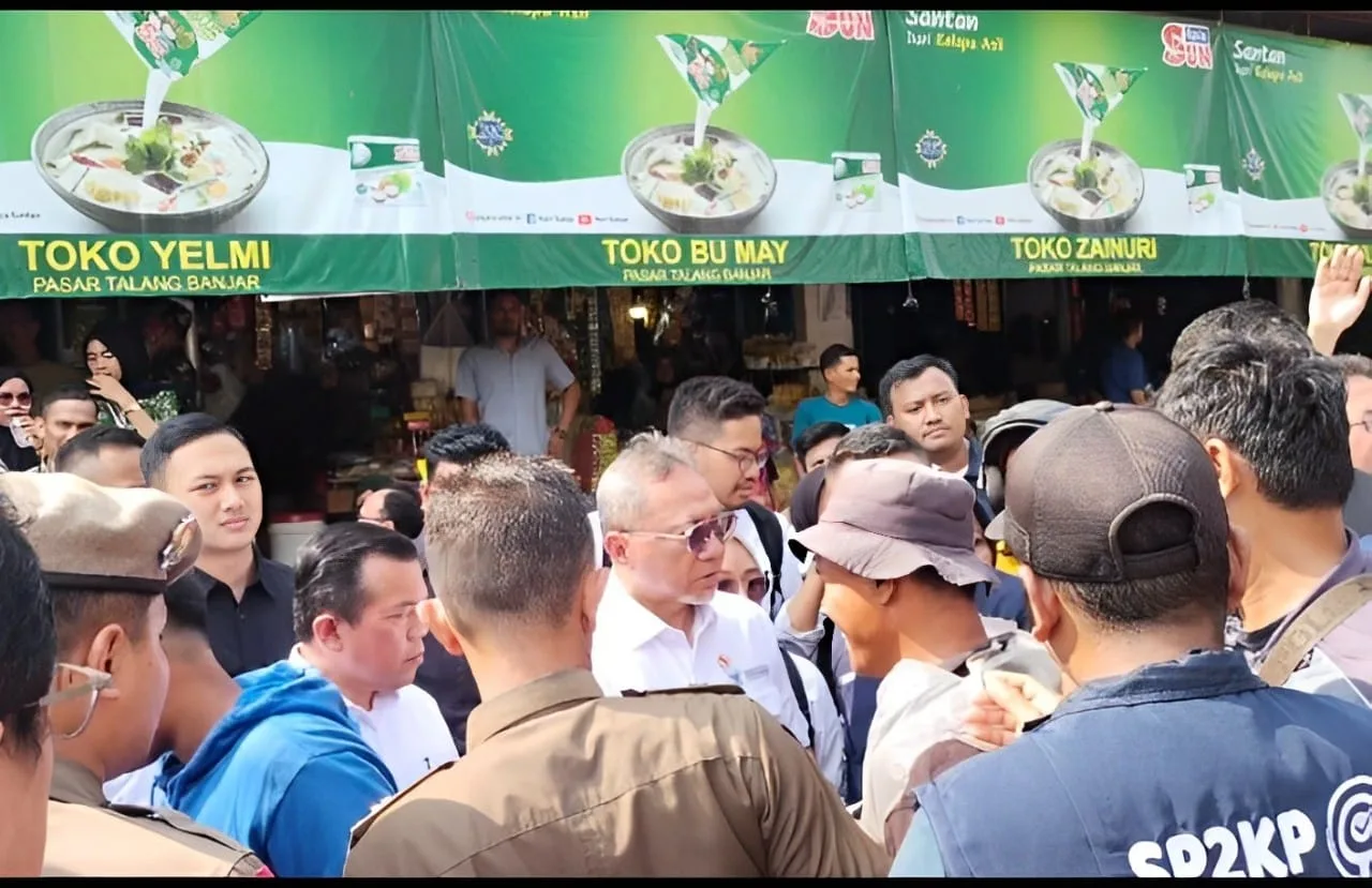 Menteri Perdagangan, Zulkifli Hasan dan Gubernur Al Haris saat membagikan sembako. (DETAIL/Jorgi)