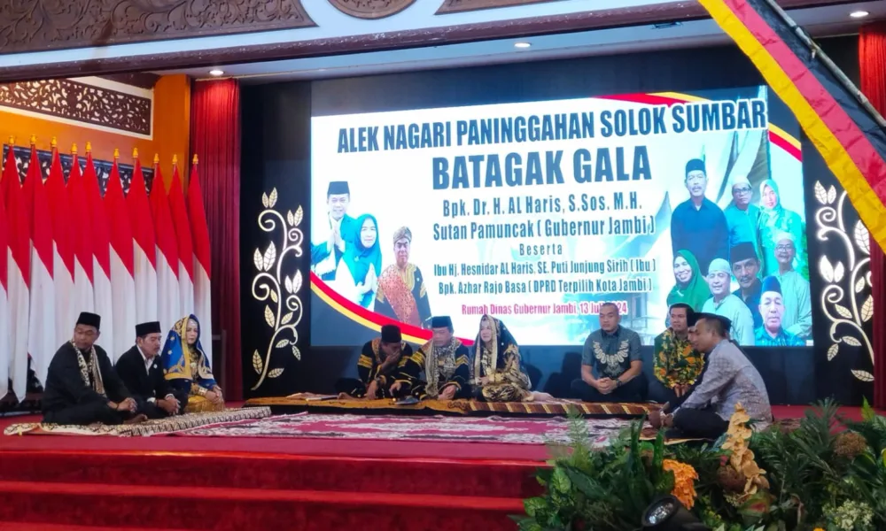 Gubernur Jambi beserta Ibu, juga anggota DPRD Kota Jambi Azhar Syamsudin saat prosesi pemberian gelar adat (DETAIL/Jorgi)