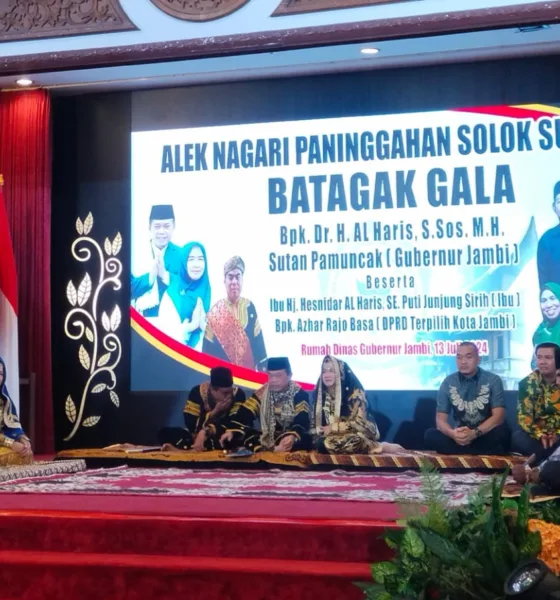 Gubernur Jambi beserta Ibu, juga anggota DPRD Kota Jambi Azhar Syamsudin saat prosesi pemberian gelar adat (DETAIL/Jorgi)