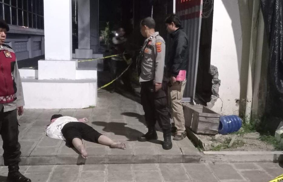 Korban tergeletak di halaman Bank 9 Jambi. (ist)