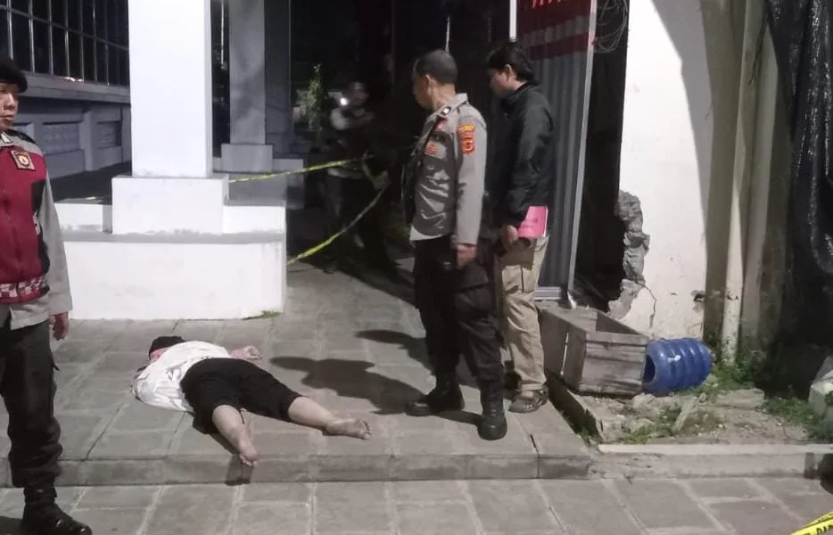 Korban tergeletak di halaman Bank 9 Jambi. (ist)