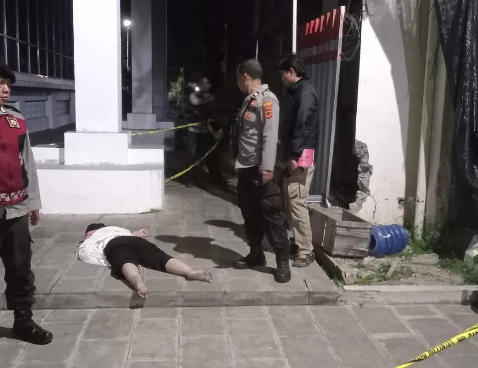 Korban tergeletak di halaman Bank 9 Jambi. (ist)