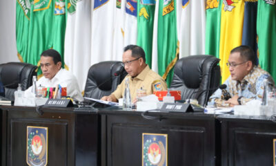 Mendagri Tito Karnavian saat didampingi Mentan Amran Sulaiman dalam rapat koordinasi di Kemendagri pada Senin, 15 Juli 2024. (ist)