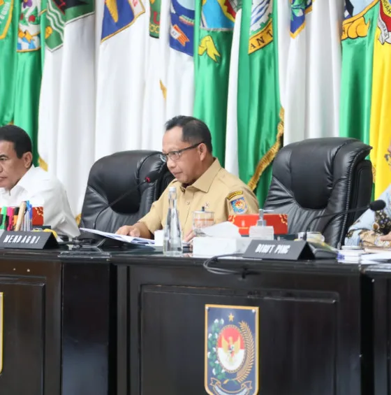 Mendagri Tito Karnavian saat didampingi Mentan Amran Sulaiman dalam rapat koordinasi di Kemendagri pada Senin, 15 Juli 2024. (ist)