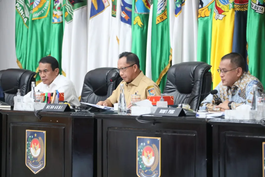 Mendagri Tito Karnavian saat didampingi Mentan Amran Sulaiman dalam rapat koordinasi di Kemendagri pada Senin, 15 Juli 2024. (ist)