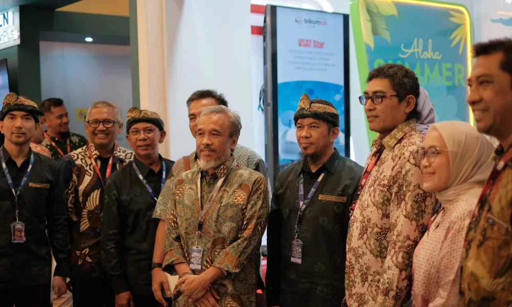 Pejabat SKK Migas mengunjungi booth Telkom di sela-sela pelaksanaan acara raker SKK Migas di Denpasar, Bali, belum lama ini. (ist)