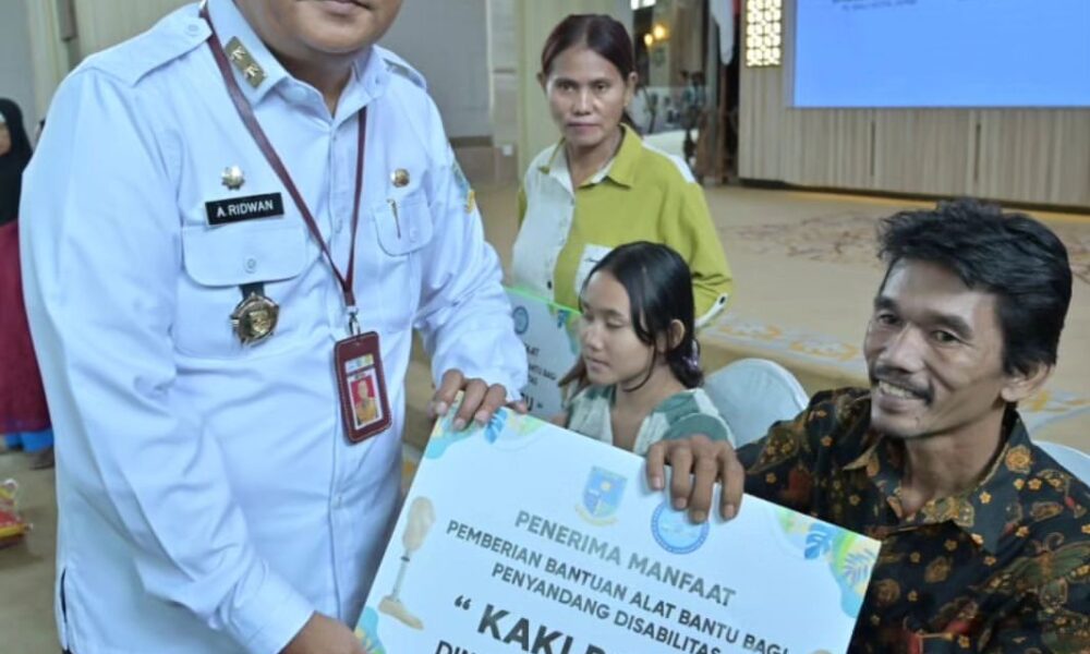 Sekda Kota Jambi saat memberikan bantuan (ist)