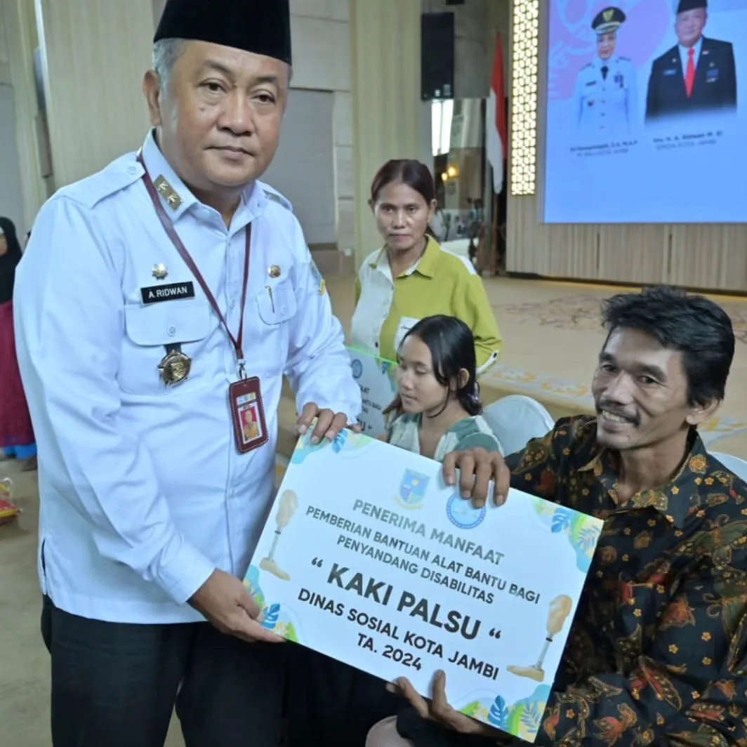 Sekda Kota Jambi saat memberikan bantuan (ist)