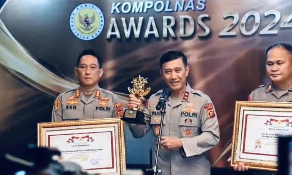 Kapolda Jambi dan Kapolsek Pamenang usai mendapatkan penghargaan Kompolnas Award. (DETAIL/ist)