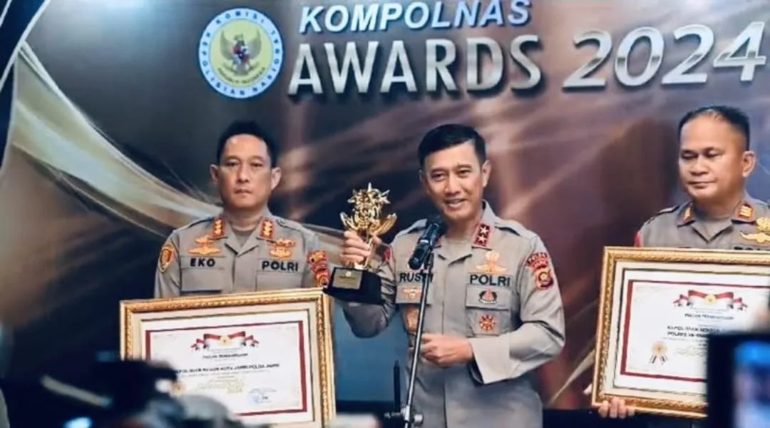 Kapolda Jambi dan Kapolsek Pamenang usai mendapatkan penghargaan Kompolnas Award. (DETAIL/ist)